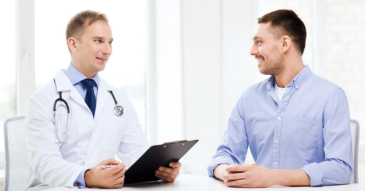 Urologe im Gespräch mit einem Patienten