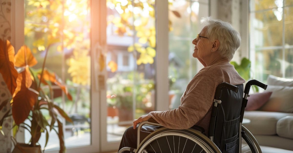 Frau im Rollstuhl zu Hause